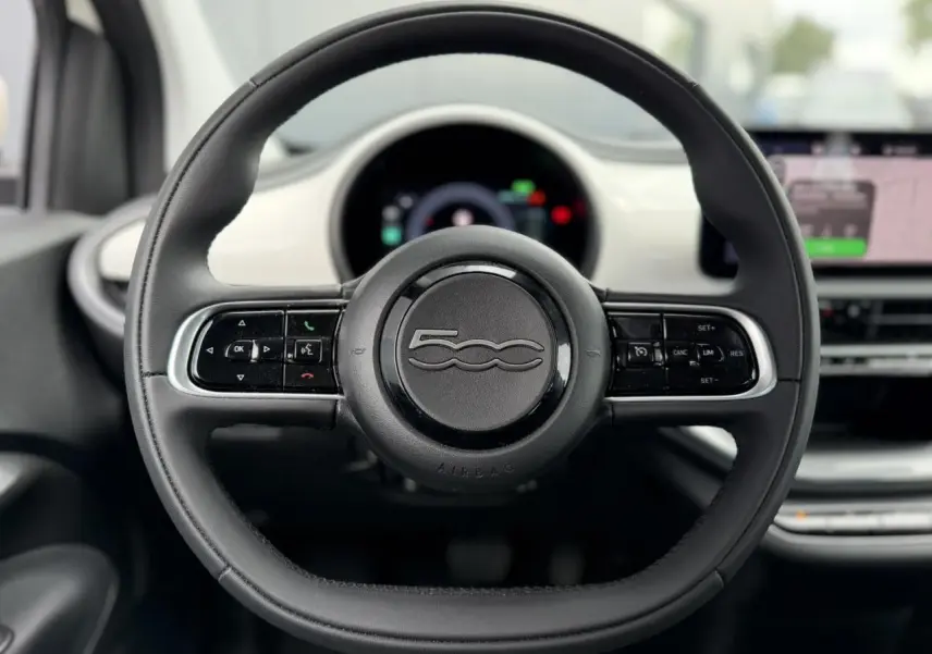 Volant noir Soft-Touch de la FIAT 500 électrique 2024, vue frontale centrée sur le logo 500 au centre.