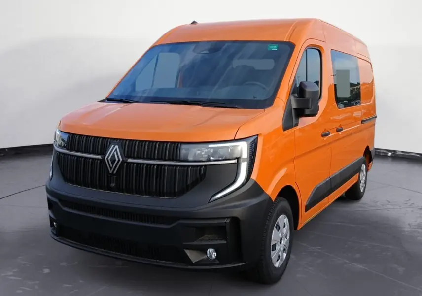 Renault Master orange vue 3/4 avant droit, avec calandre noire et phares LED en forme de C.