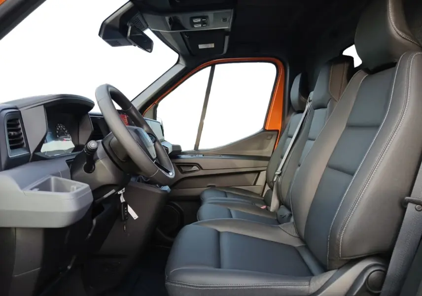 Vue intérieure côté conducteur du Renault Master orange 2026, avec banquette passager trois places en cuir noir.