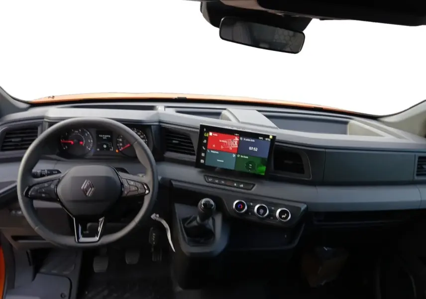 Vue intérieure avant du Renault Master orange 2026, tableau de bord avec écran tactile et volant multifonction.