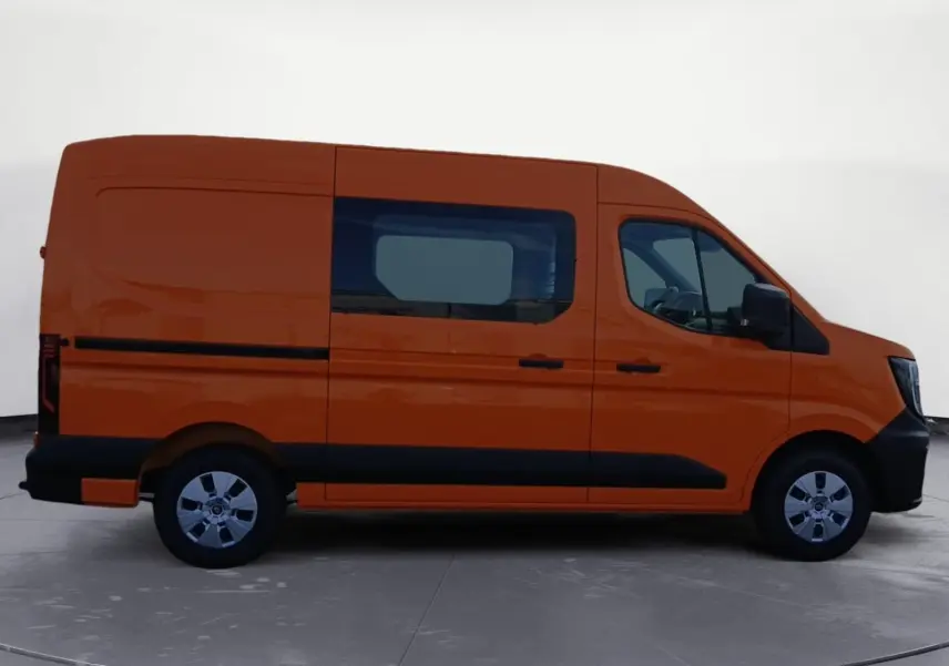 Vue de profil côté gauche du Renault Master L2H2 orange avec fenêtre latérale et protections noires.