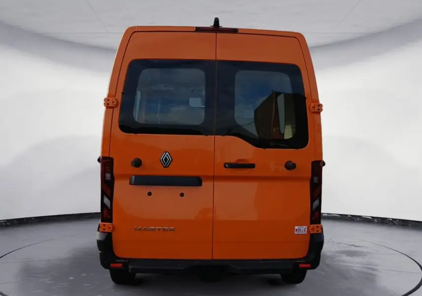 Vue arrière d’un Renault Master orange 2026 avec portes battantes et vitres arrière teintées.