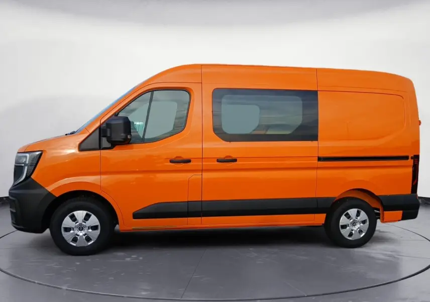 Profil droit d’un Renault Master L2H2 orange 2026 avec vitres latérales et protections noires sur carrosserie.