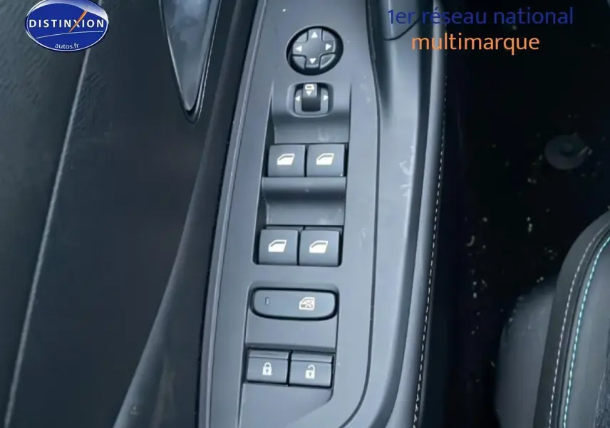 Vue rapprochée sur les commandes des vitres et rétroviseurs côté conducteur de la Peugeot 308 gris sélénite 2025.