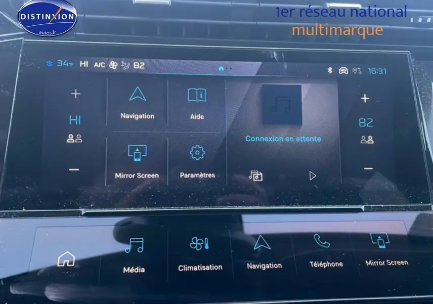 Écran tactile central de la Peugeot 308 gris sélénite, vue intérieure du tableau de bord avec interface multimédia.
