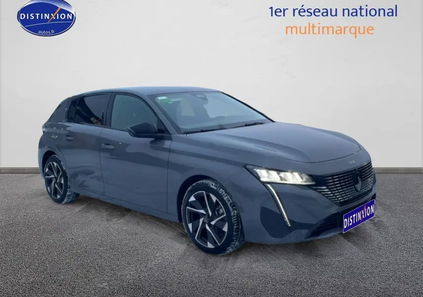 Peugeot 308 gris sellenium vue 3/4 avant droit avec phares LED et jantes alliage distinctives.