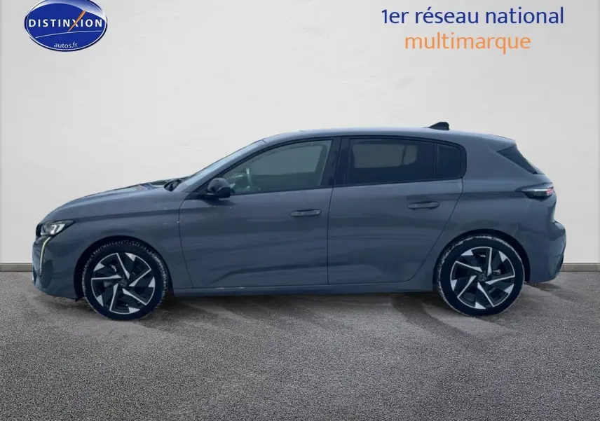 Profil côté gauche d'une Peugeot 308 gris sélénite 2025 avec jantes alliage et vitres surteintées.