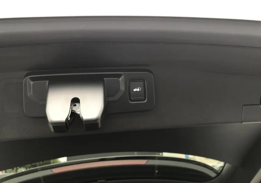 Détail du mécanisme d'ouverture du hayon motorisé blanc Renault Austral 2025 vu de l'intérieur vers le coffre.