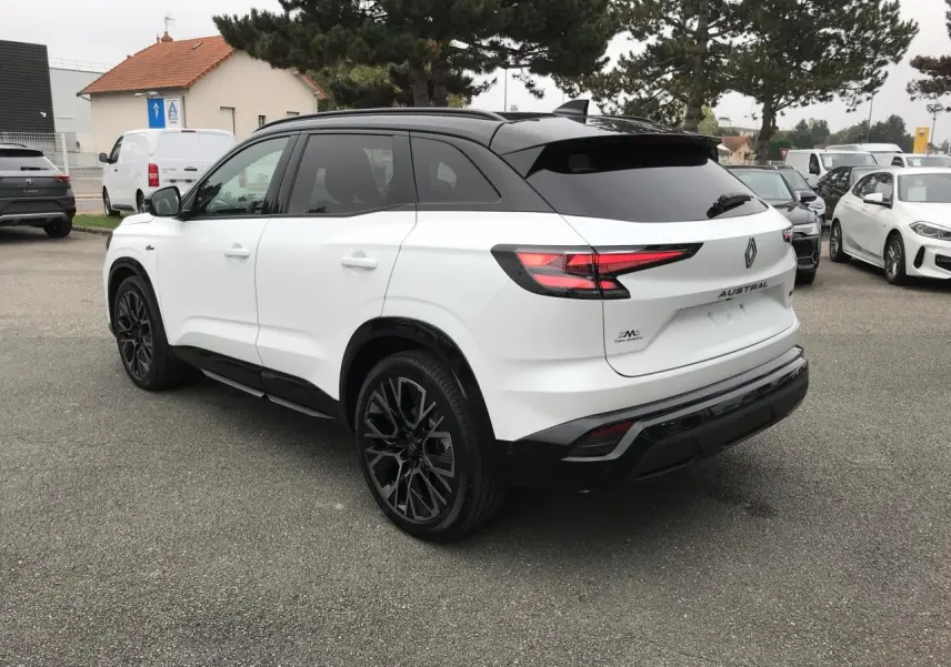 Vue 3/4 arrière droite du Renault Austral blanc bi-ton avec jantes noires et toit noir satin.