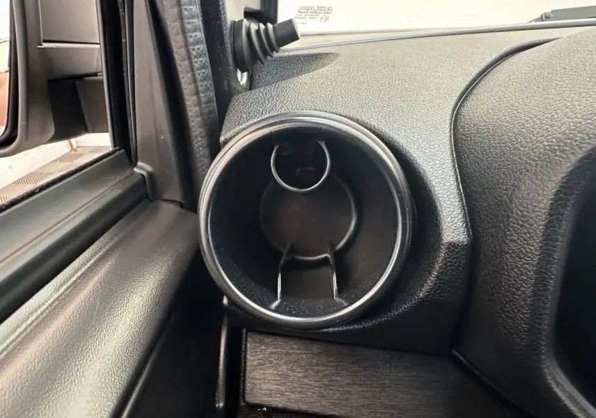 Gros plan sur la sortie d'air ronde côté conducteur de l'AIXAM AMBITION E CITY PACK blanc 2026.