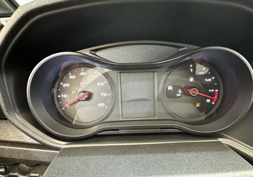 Vue rapprochée du tableau de bord de l'AIXAM AMBITION E CITY PACK 2026, affichage des compteurs et jauge.