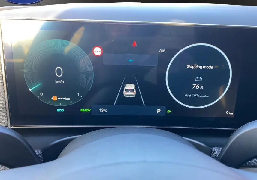 Tableau de bord numérique du Hyundai Tucson 2025 affichant la vitesse, la charge batterie à 76% et la température extérieure.