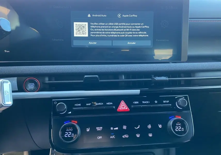 Tableau de bord du Hyundai Tucson 2025 en vue frontale, écran tactile avec options Android Auto et Apple CarPlay visibles.