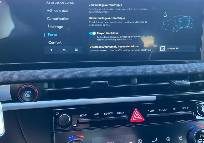 Vue rapprochée de l’écran tactile et console centrale du Hyundai Tucson 2025 noir, affichant les réglages de verrouillage et hayon électrique.
