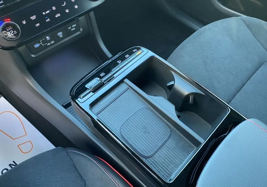 Vue intérieure du Hyundai Tucson 2025 en Abyss Black, focus sur la console centrale avec rangement et commandes tactiles.