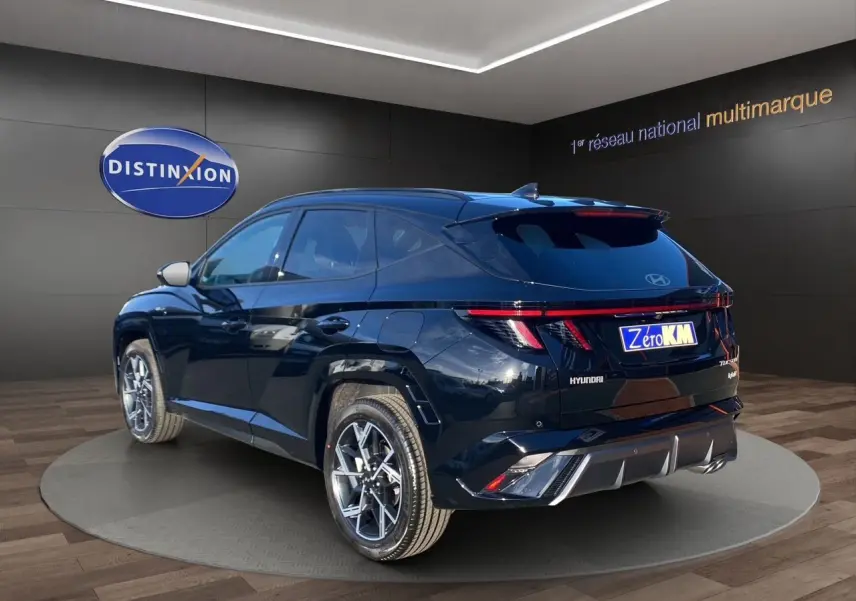 Vue 3/4 arrière droite du Hyundai Tucson 2025 en noir abyss, avec feux LED et jantes alliage distinctives.