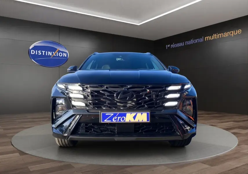 Vue frontale du Hyundai Tucson 1.6 T-GDI Hybrid N Line Creative en noir Abyss, avec calandre et feux LED distinctifs.