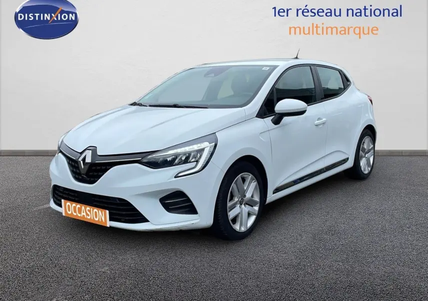 Renault Clio blanc glacier vue 3/4 avant droit, avec phares LED et jantes alliage visibles sur sol gris.