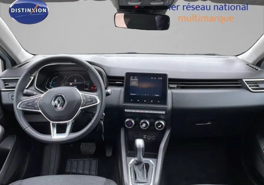 Vue intérieure frontale du tableau de bord et volant noir de la Renault Clio V 1.6 E-TECH 140ch Business de 2020.