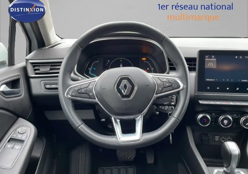 Vue intérieure centrée sur le volant cuir noir et le tableau de bord digital de la Renault Clio blanche Glacier 2020.