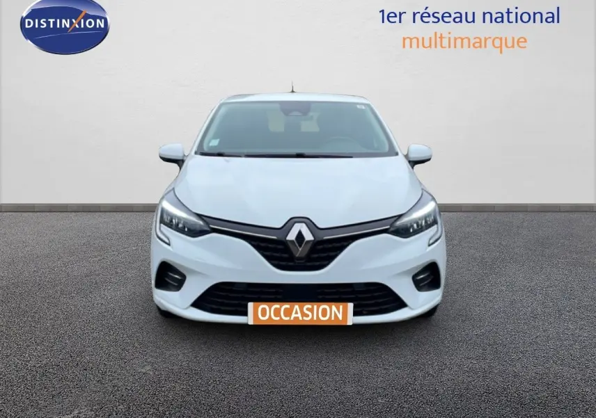 Vue avant d'une Renault Clio blanche glacier 2020 avec calandre noire et phares LED allumés sur fond neutre.