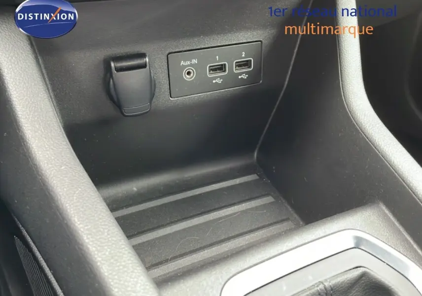 Détail de la console centrale noire avec prises USB et entrée Aux d'une Renault Clio blanche Glacier hybride 2020.