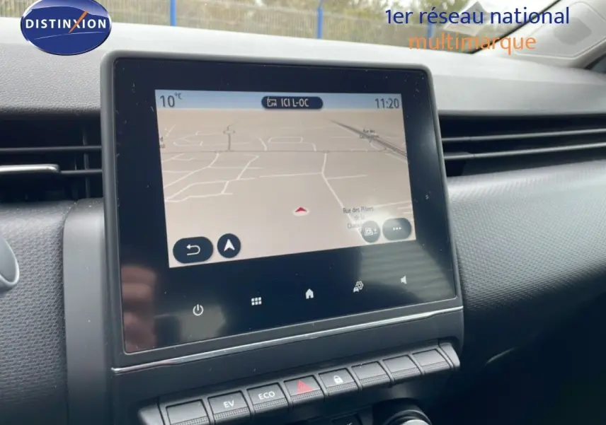 Vue rapprochée de l’écran tactile central du tableau de bord de la Renault Clio, affichant la navigation GPS.