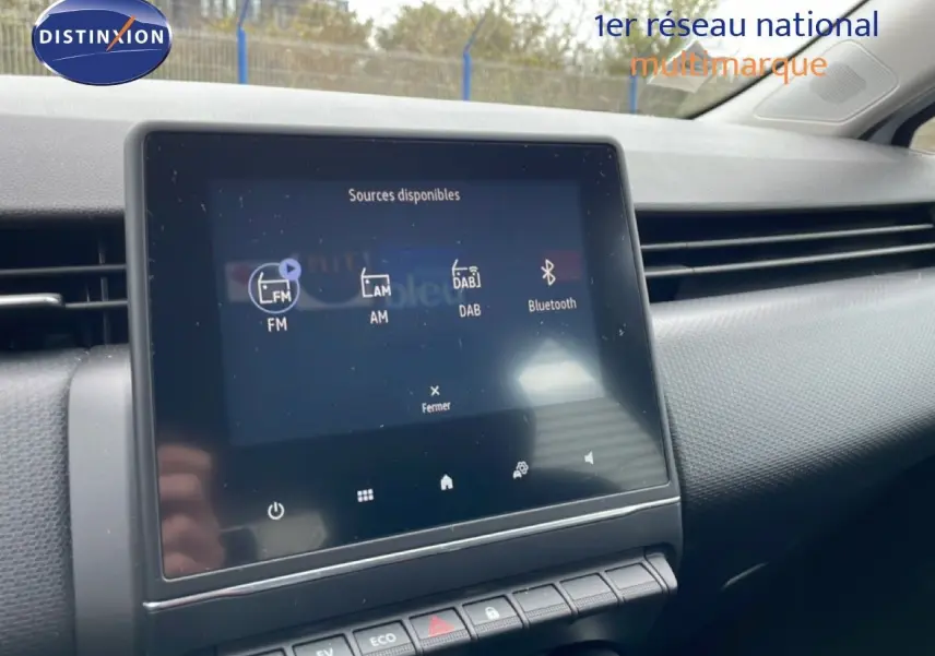 Écran tactile central de la Renault Clio blanc glacier 2020, affichant les options radio FM, AM, DAB et Bluetooth.