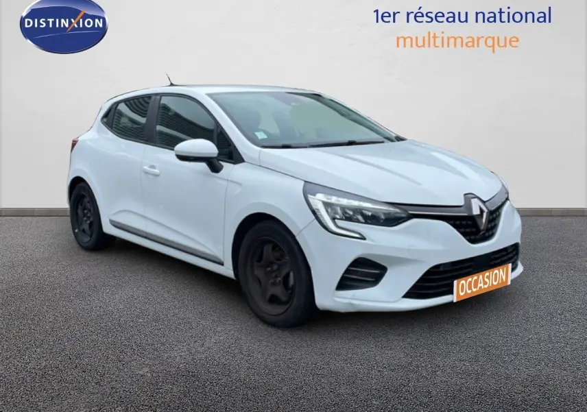 Renault Clio blanc glacier vue 3/4 avant droit, avec jantes noires et calandre distinctive.