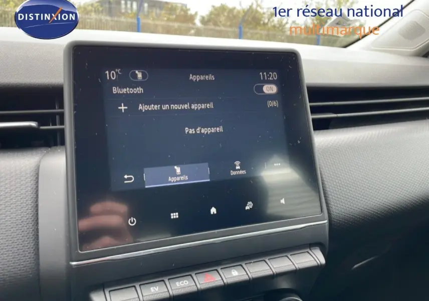 Écran tactile central affichant le menu Bluetooth dans l'habitacle d'une Renault Clio blanche, vue de face rapprochée.