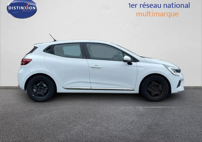 Profil latéral droit d'une Renault Clio blanche glacier de 2020 avec jantes noires et lignes épurées.