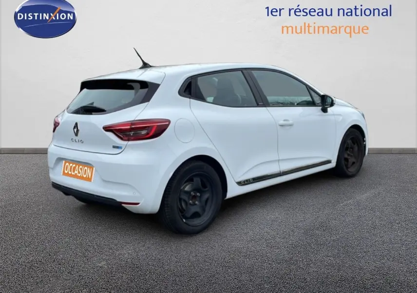 Renault Clio blanc glacier vue 3/4 arrière côté droit, avec jantes noires et feux arrière LED distinctifs.