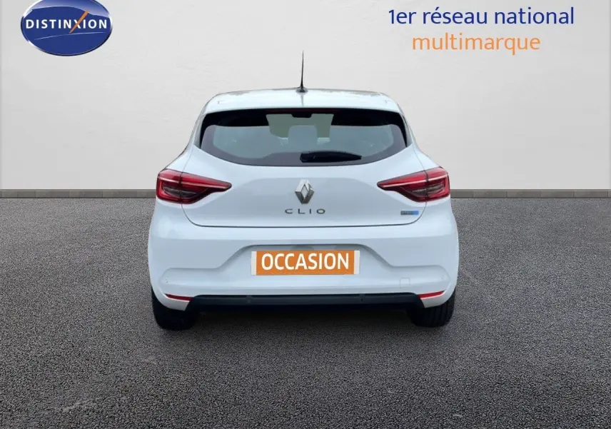 Vue arrière d'une Renault Clio blanche Glacier, version hybride essence, avec feux arrière LED et plaque "OCCASION".