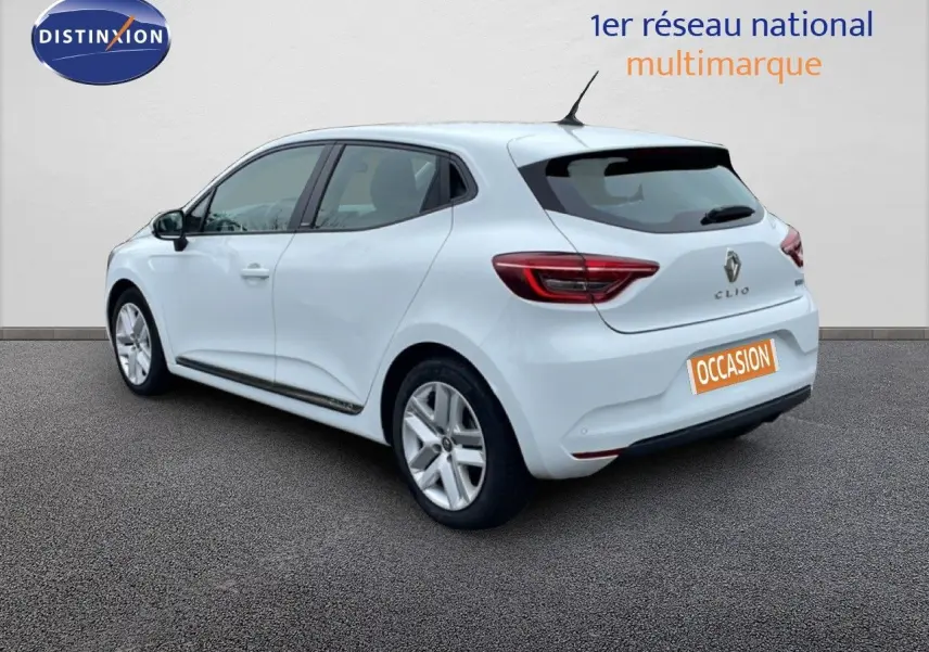 Renault Clio blanc glacier vue 3/4 arrière droit, compacte hybride essence avec jantes alliage et feux LED distinctifs.