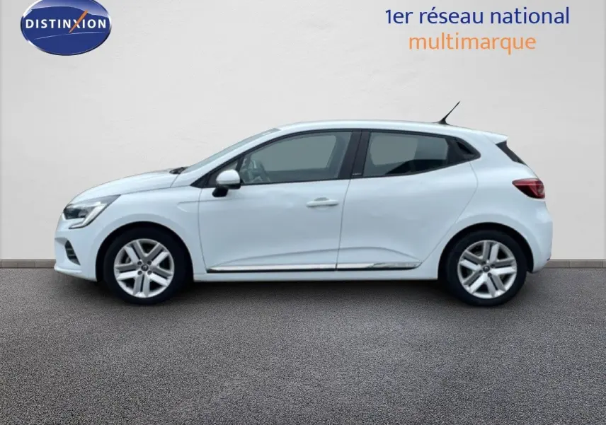 Profil côté gauche d'une Renault Clio blanche Glacier, version hybride essence Business, sur fond neutre.