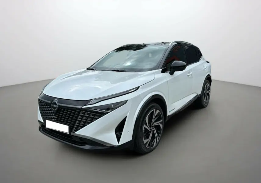 Nissan Qashqai E-Power 205 Tekna Plus blanc lunaire avec toit noir, vue 3/4 avant droit sur fond neutre.