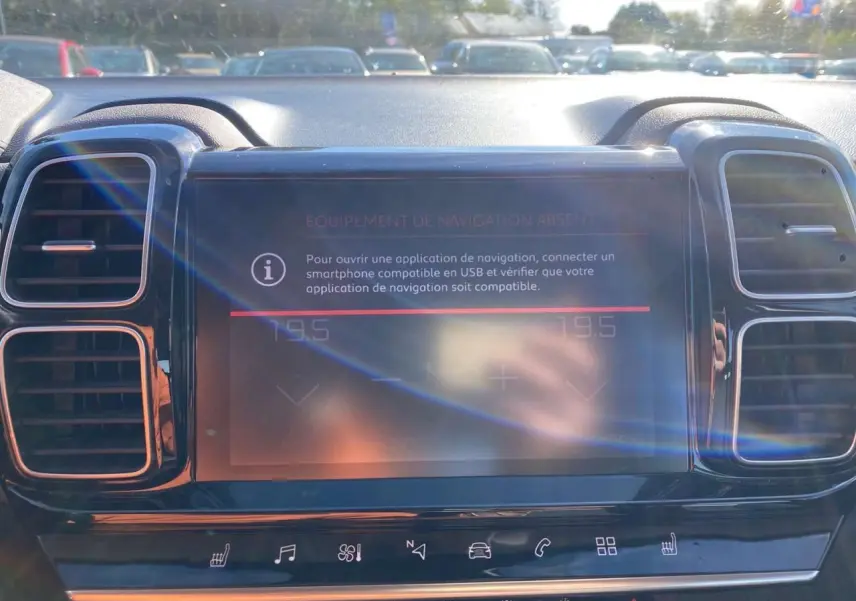 Écran central tactile du tableau de bord du Citroën C5 Aircross avec message d'absence de navigation, entouré de grilles d'aération.