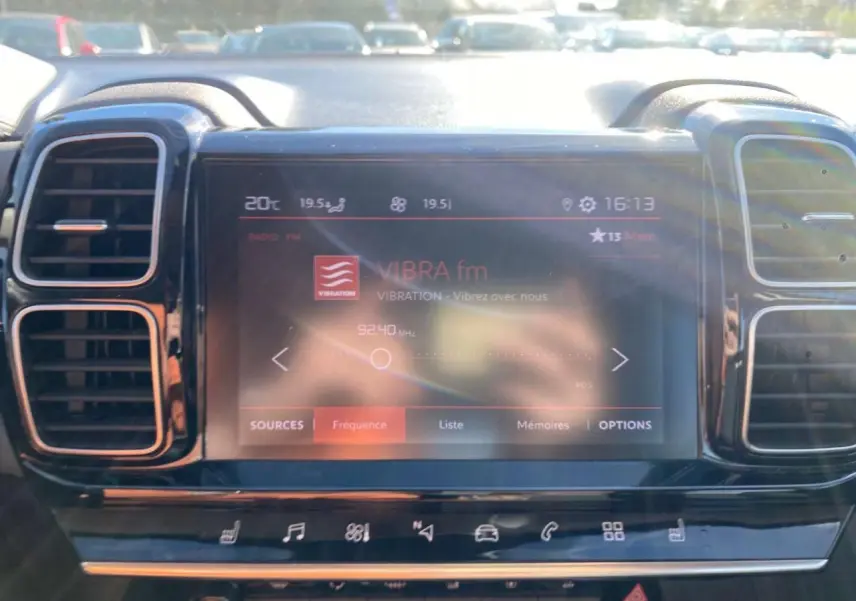 Écran tactile central du tableau de bord du Citroën C5 Aircross 2021, avec commandes et affichage radio VIBRA fm.