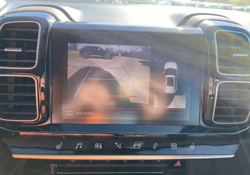 Vue rapprochée de l’écran central noir du Citroën C5 Aircross affichant la caméra de recul avec guidage.