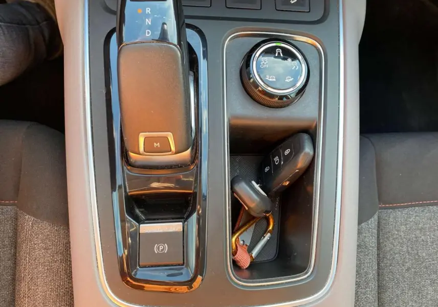 Gros plan sur la console centrale du Citroën C5 Aircross 2021, montrant levier de vitesse et molette de contrôle.