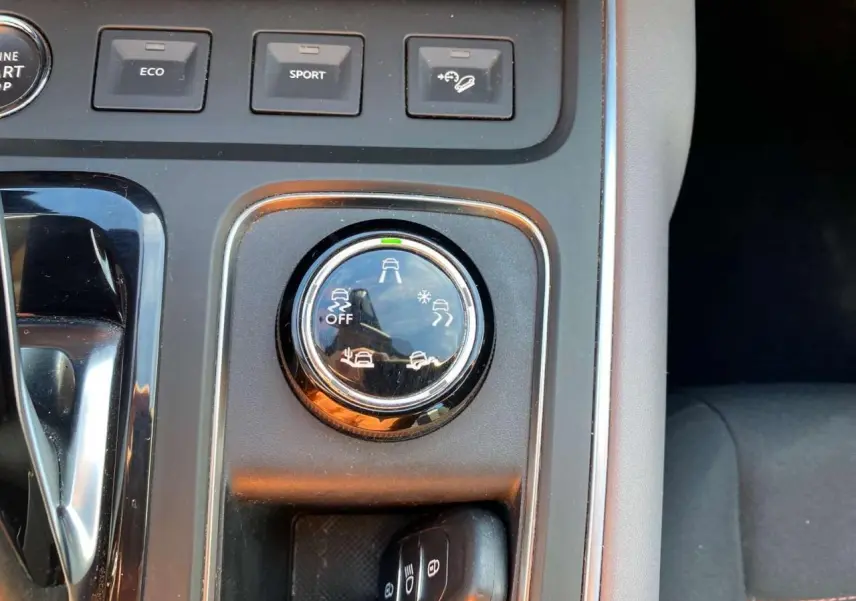 Gros plan sur la molette de sélection du mode de conduite du Citroën C5 Aircross, avec boutons Eco et Sport visibles.