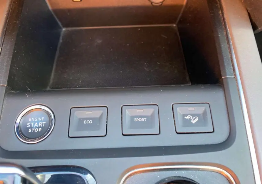 Gros plan sur la console centrale du Citroën C5 Aircross 2021, boutons de modes de conduite et démarrage.