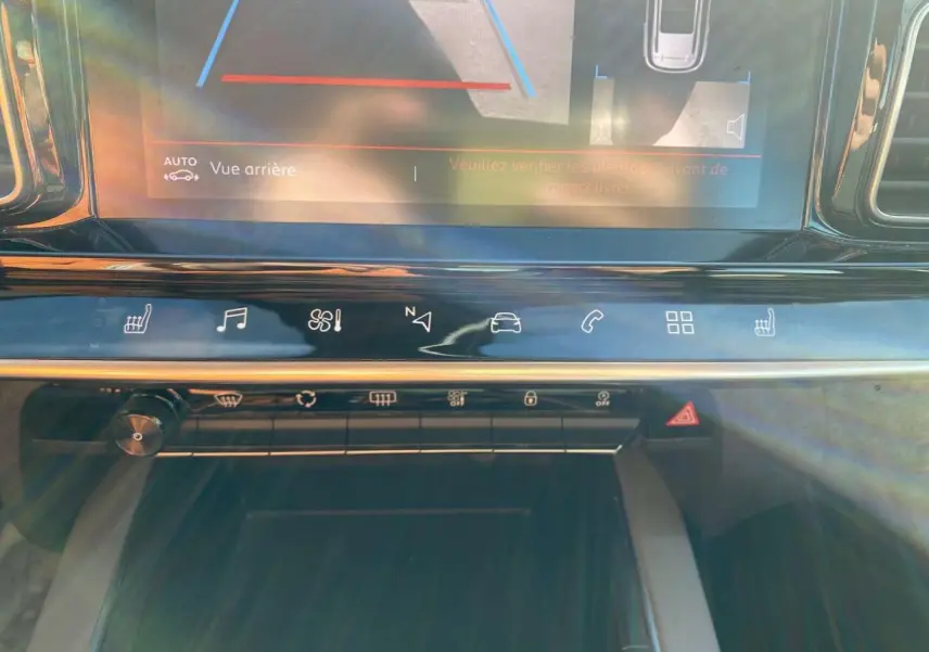 Vue rapprochée de la console centrale du Citroën C5 Aircross noir, avec écran tactile et commandes tactiles éclairées.