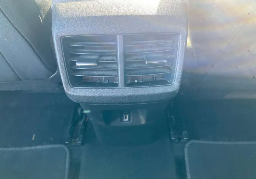 Vue rapprochée des aérateurs arrière et prise USB du Citroën C5 Aircross noir, intérieur arrière.