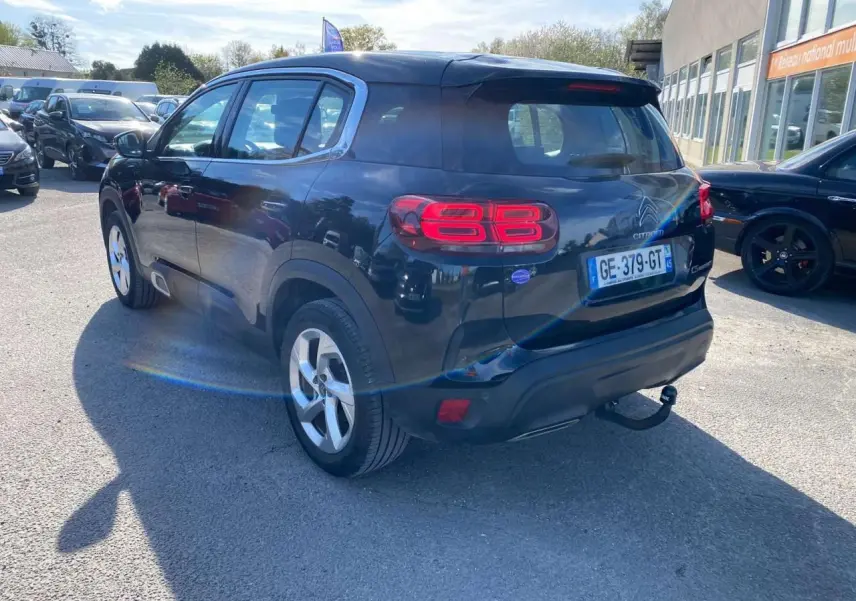 Vue 3/4 arrière droite d’un Citroën C5 Aircross noir avec attelage col de cygne et feux arrière LED 3D visibles.