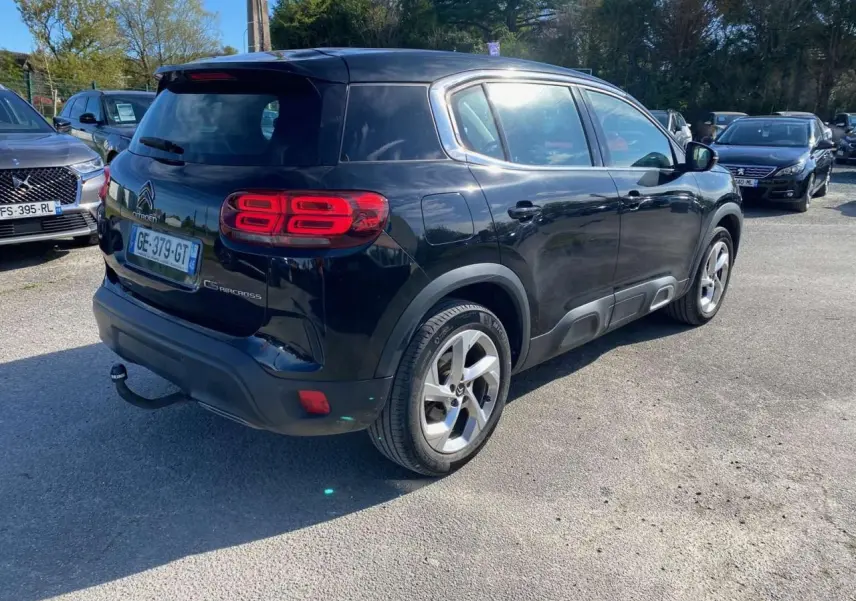 Vue 3/4 arrière droite d'un Citroën C5 Aircross noir avec attelage col de cygne et jantes alliage 18 pouces.