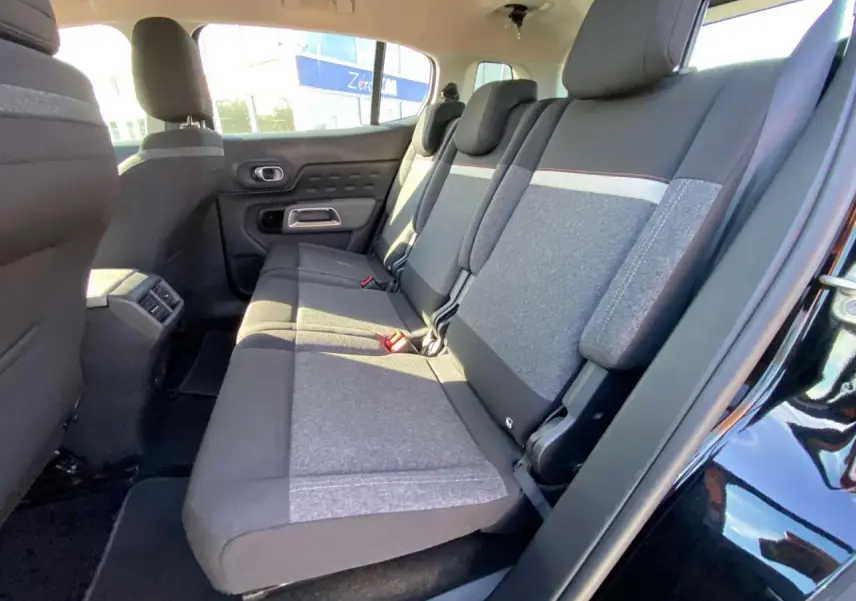 Vue intérieure côté droit des sièges arrière gris et noirs du Citroën C5 Aircross noir avec appuie-têtes et ceinture de sécurité.