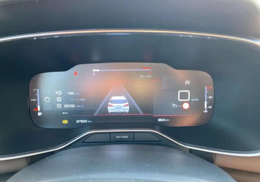 Vue rapprochée du combiné numérique 12,3 pouces du Citroën C5 Aircross noir, affichant les informations de conduite.
