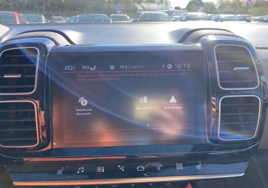 Écran tactile central du tableau de bord du Citroën C5 Aircross, avec commandes climatisation et Bluetooth visibles.