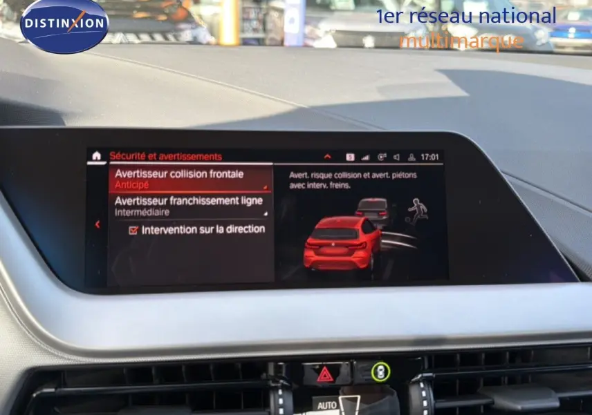 Écran central de la BMW Série 1 116i 2022 affichant les alertes de sécurité avec interface moderne et tableau de bord clair.